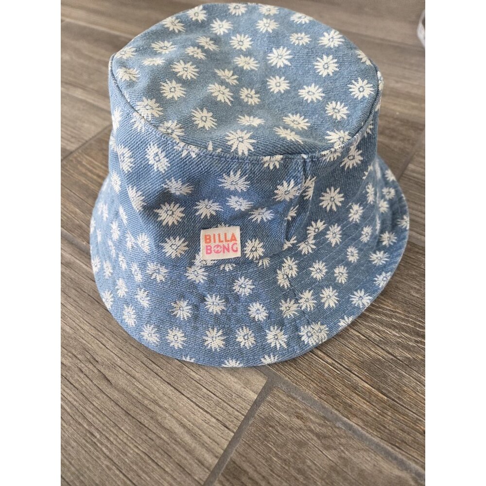 Billabong Girls Blue Bucket Hat With Flowers. Measures 7-7.25"  EUC